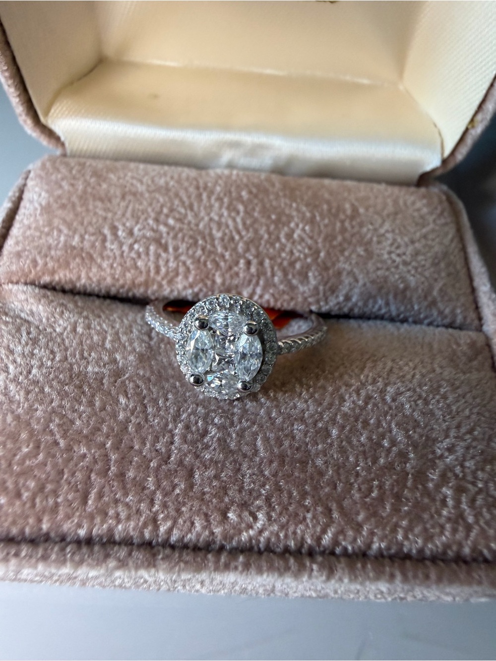 Diamond Halo 1CTW Moissanite Ring - 925 Sterling Silver size 6 - Picture 5 of 7